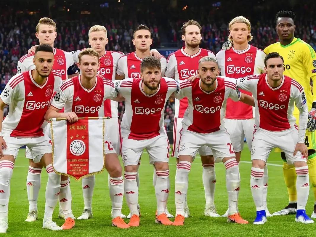 关于阿贾克斯继续豪取荷甲联赛胜利，领先优势扩大的信息