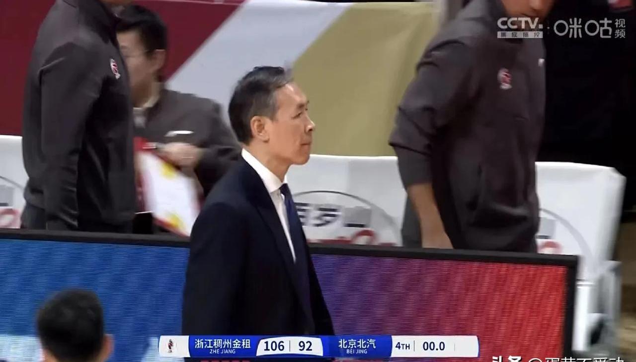 主教练在比赛中调整战术，助力球队反败为胜的简单介绍