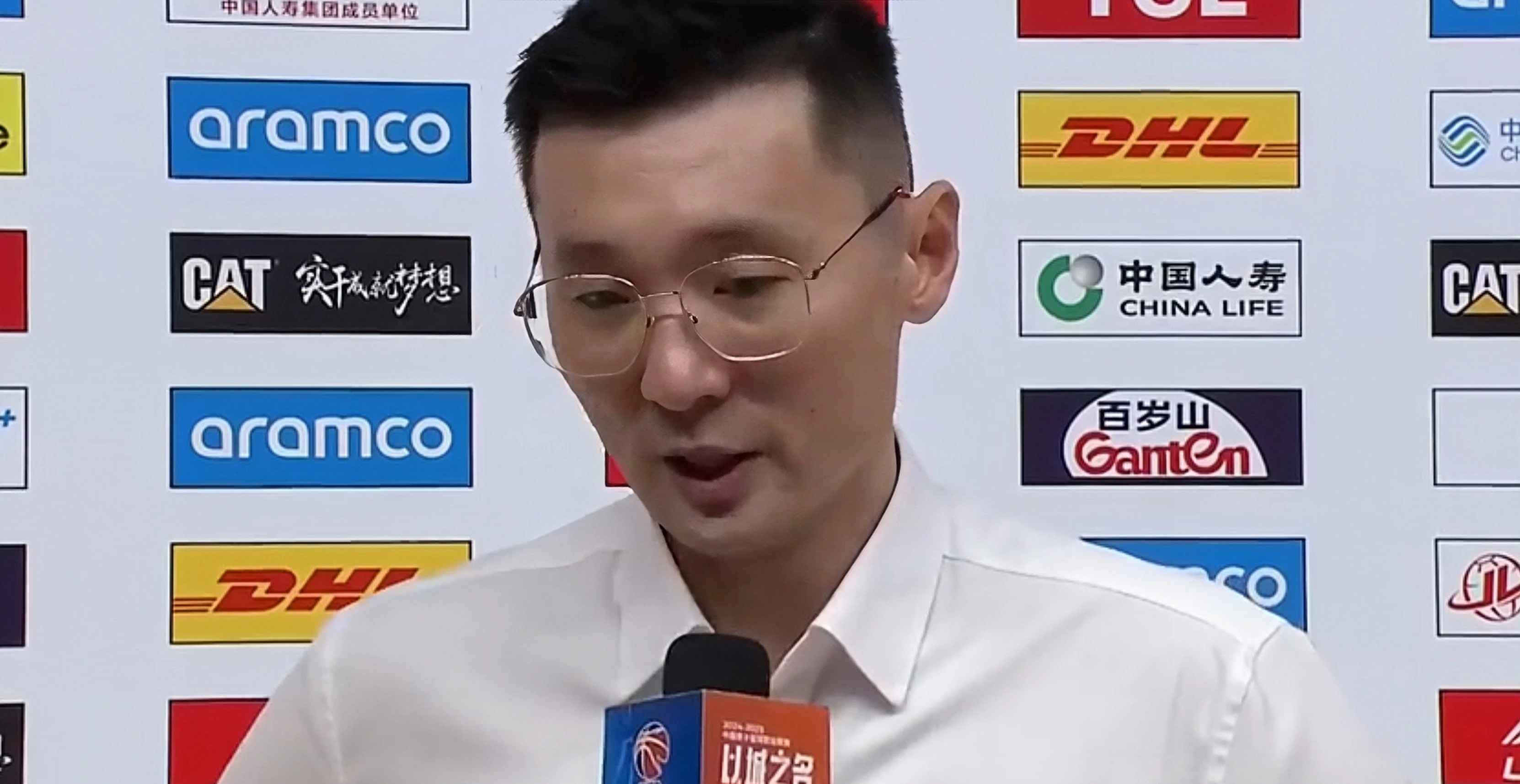 主教练在比赛中调整战术，助力球队反败为胜的简单介绍