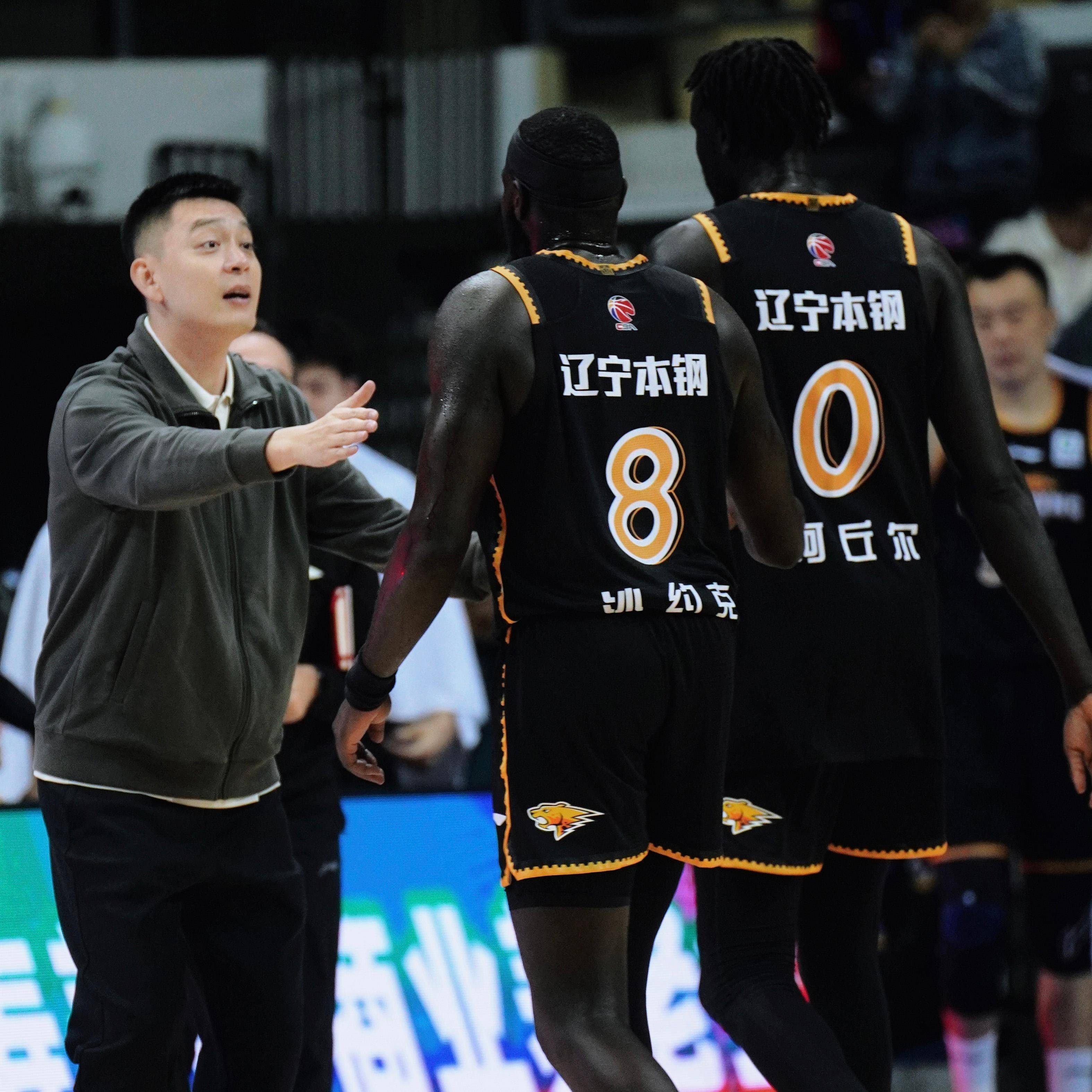 包含沙尔克客场险胜，争夺联赛头名焦灼的词条