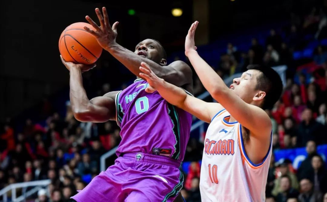 包含连胜势头难挡！田径豪取十连胜的词条