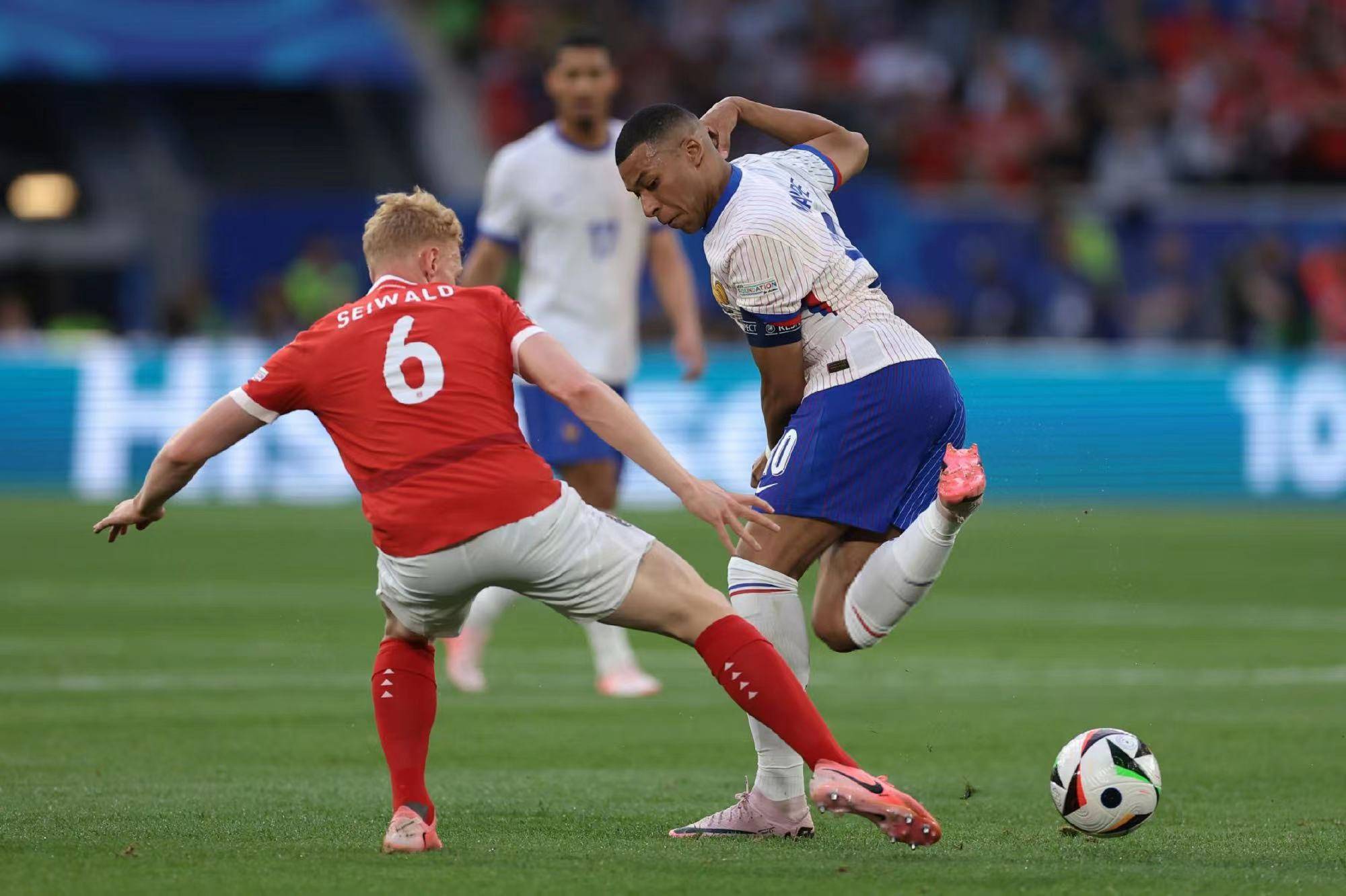 韩国队力克法国队，奥恰洛夫统治全场