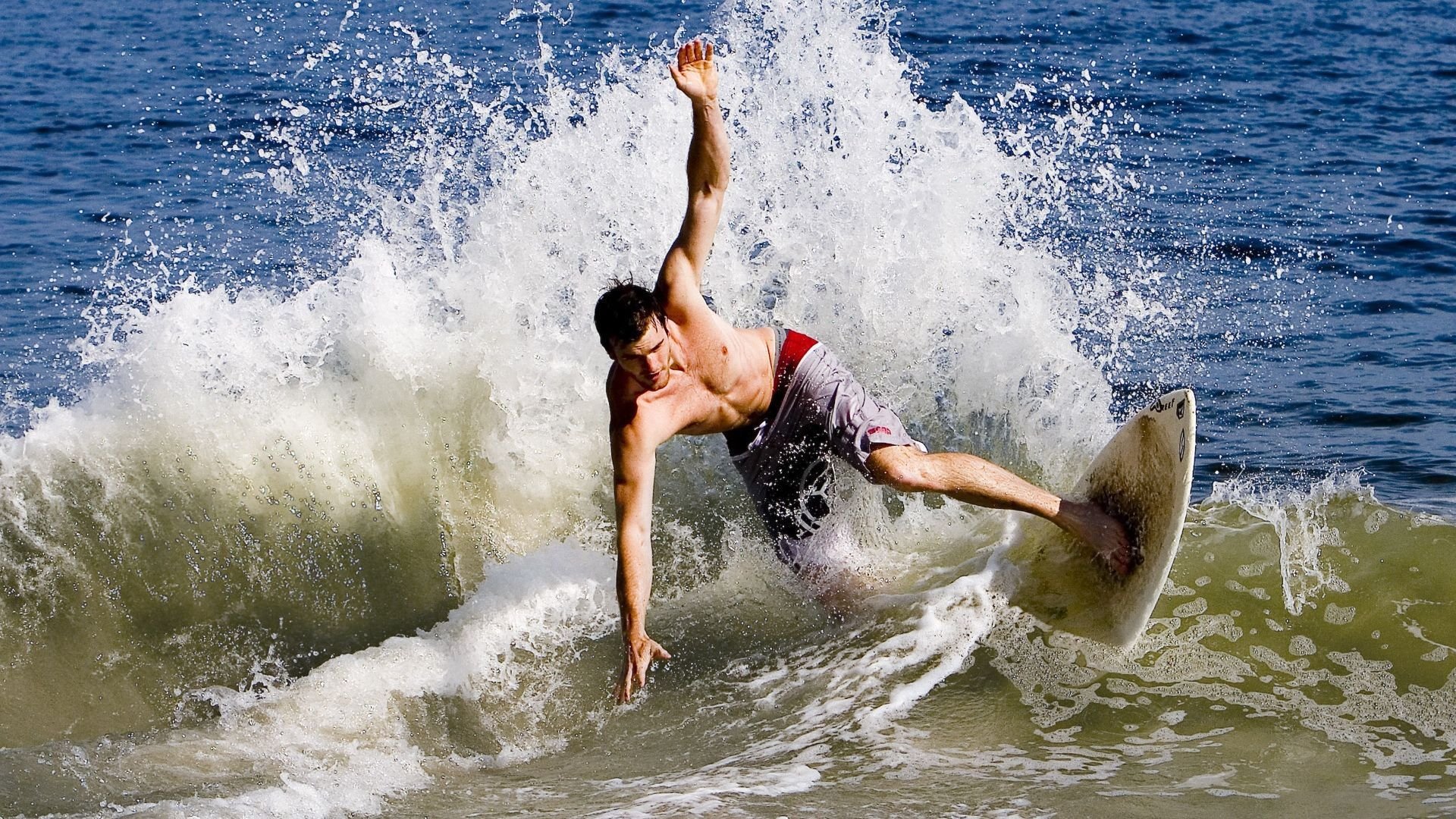 美国强势晋级里昂，罗德里用实力证明自己—绿茵场上的双重奏鸣