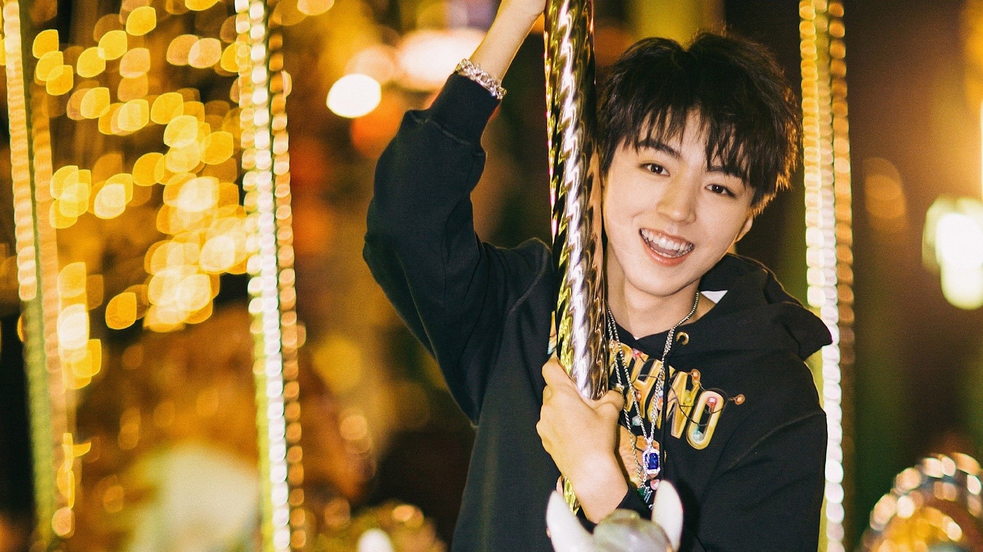 双线狂飙，F1赛道上的红色引擎与绿茵场上的红军风暴